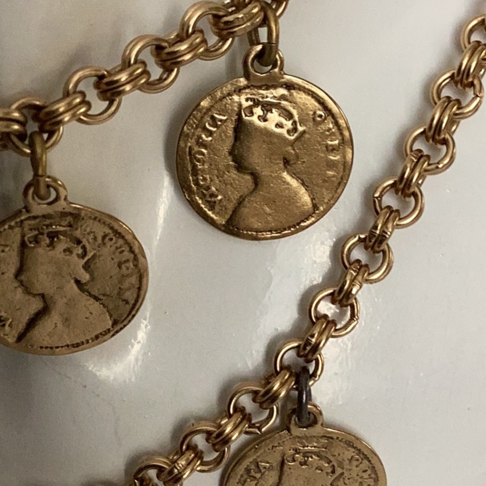 Rare Find , Stunning Vintage 3 Strand GoldToneNecklace with Faux Queen V… - Picture 2 of 6